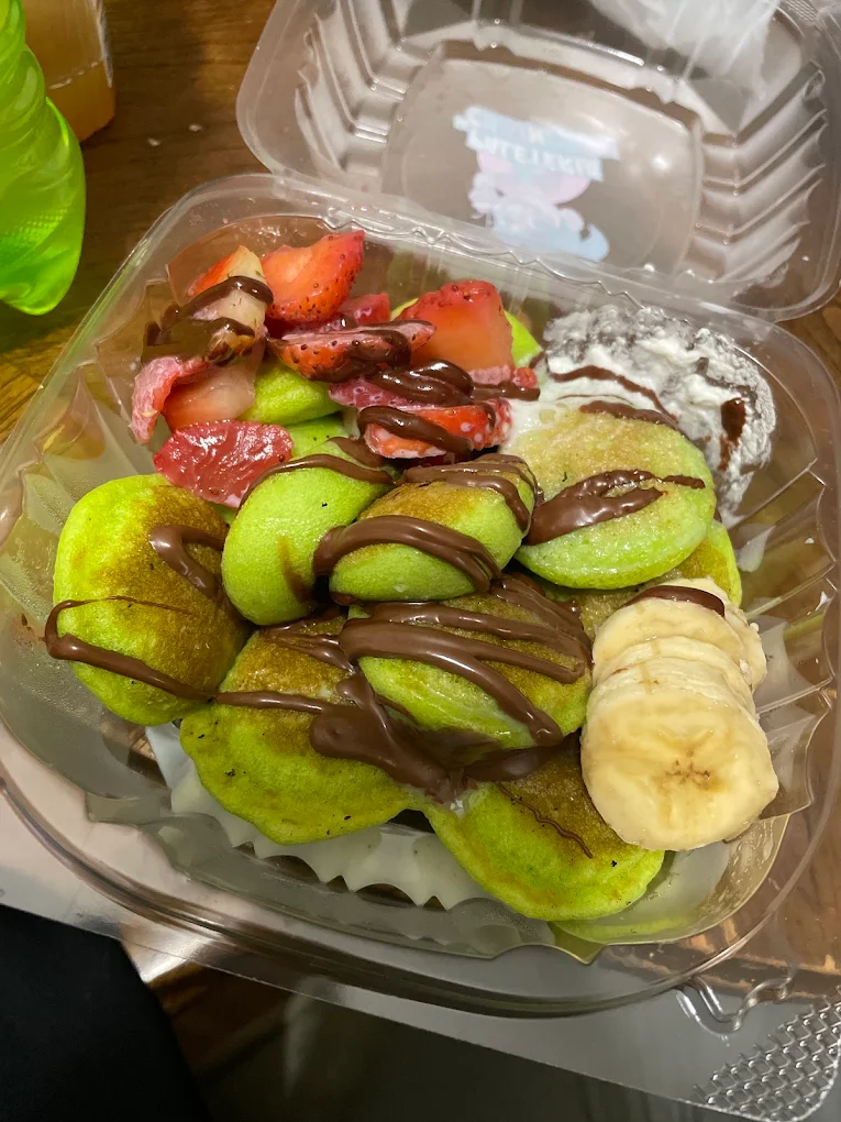 Green mini hotcakes with Nutella, strawberries and banana