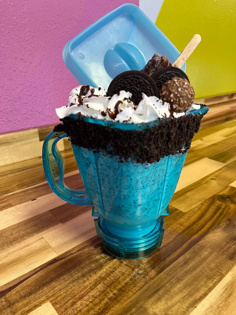 Cookies & cream blended drink with Oreo cookies